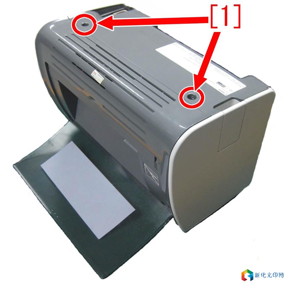 1、 将机器翻过来，后部朝上。取下两颗螺丝[1]。.jpg